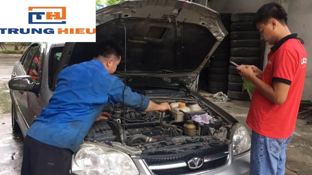 Kỹ thuật viên kiểm tra và thay thế phụ tùng chính hãng cho xe ô tô