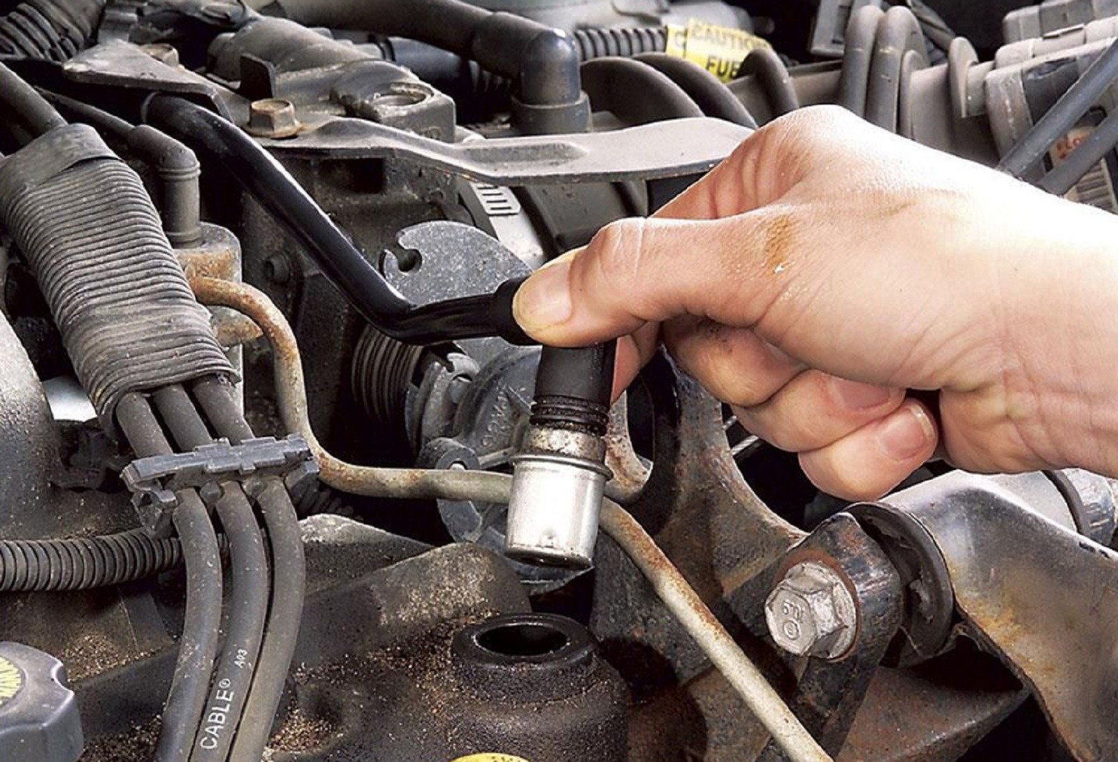 Kỹ thuật viên kiểm tra vòng tua máy xe