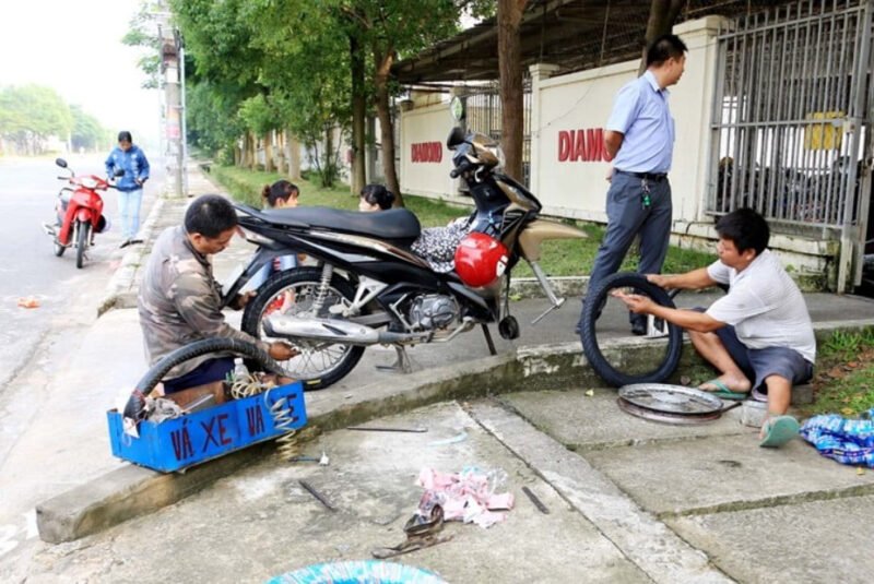 Kỹ thuật viên kiểm tra xe máy gặp sự cố