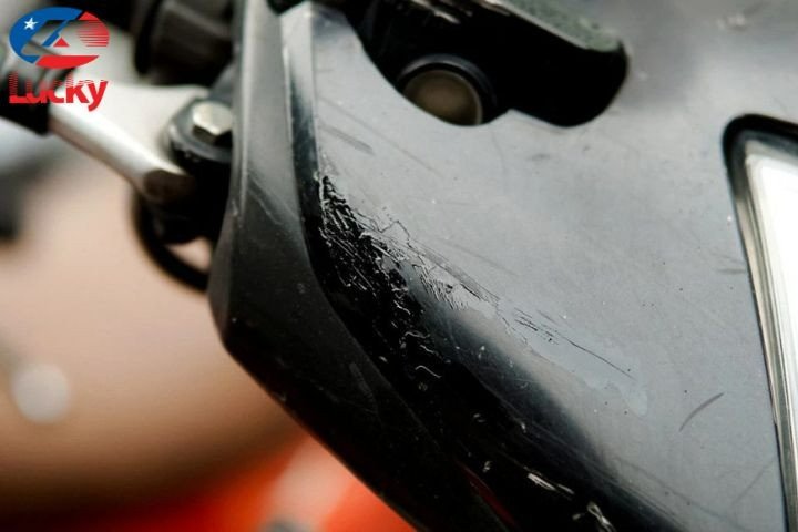 Kỹ thuật viên sử dụng thiết bị chuyên dụng để sơn lại vỏ xe máy