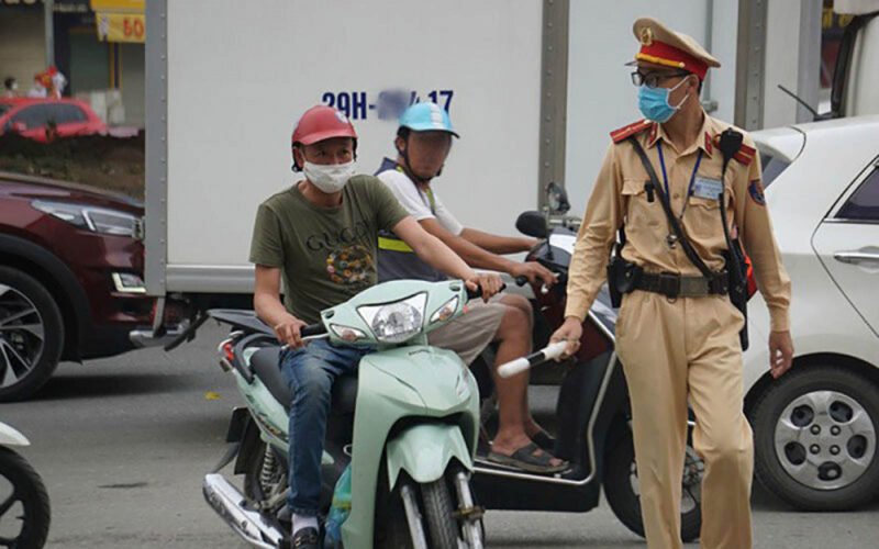 Lái xe máy thiếu gương chiếu hậu sẽ bị xử phạt theo quy định mới nhất