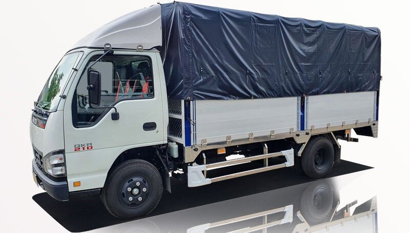 Lái xe tải chuyên nghiệp đang điều khiển phương tiện chở hàng