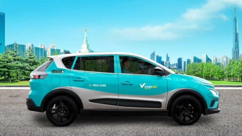 Lái xe taxi điện VinFast thân thiện với môi trường trên đường phố Việt Nam