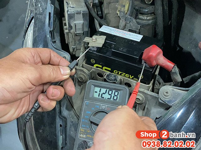 Lắp đặt bình ắc quy mới vào vị trí cũ trên xe Lead