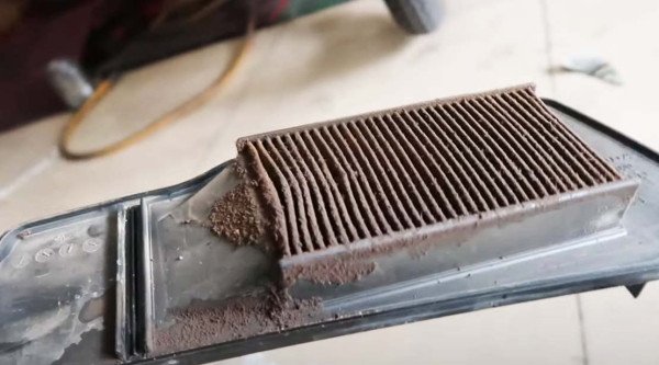 Lọc gió xe máy bị bẩn cần được thay thế để tránh ảnh hưởng đến quá trình đốt cháy nhiên liệu