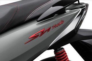 Logo 3D nổi bật và các chi tiết trang trí trên thân xe SH Mode