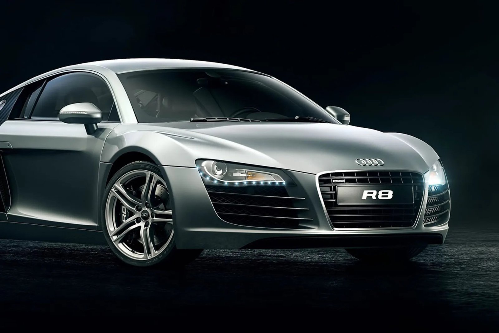 Logo hãng xe Audi với bốn vòng tròn đan xen tượng trưng cho sự hợp nhất