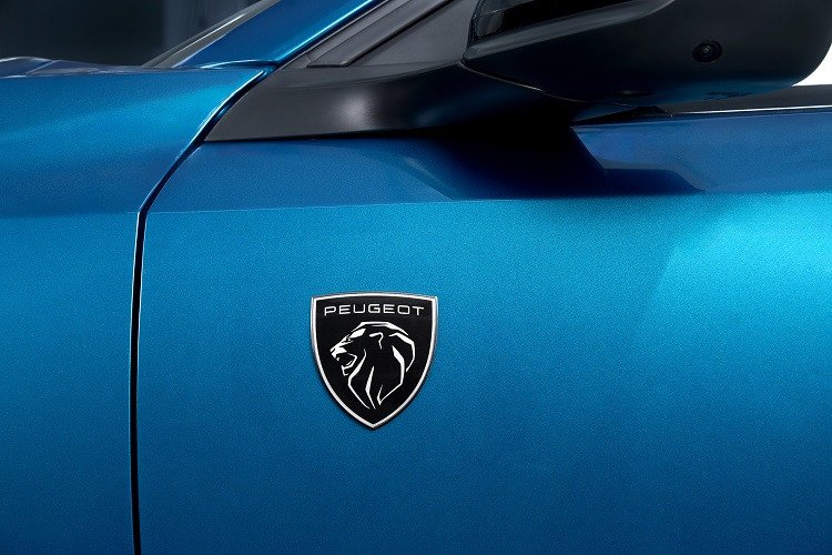 Logo thương hiệu Peugeot được đặt trên hông xe bản GT