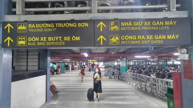 Lối vào khu vực đỗ xe tại sân bay Tân Sơn Nhất