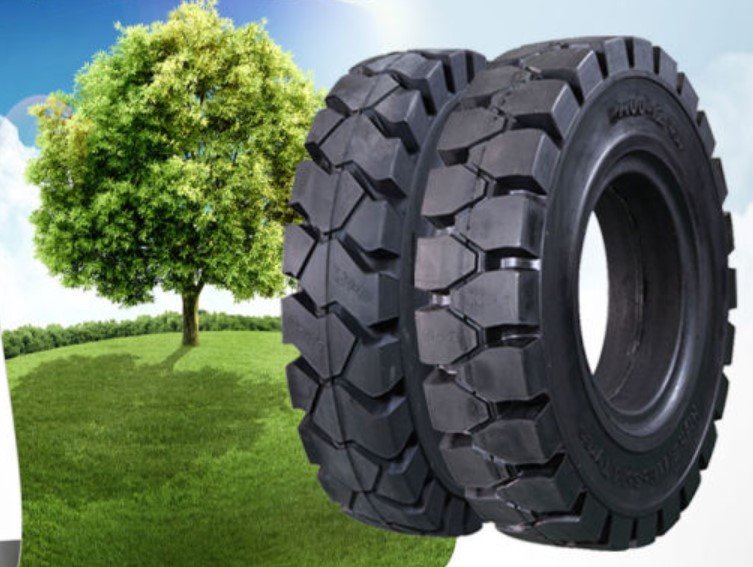 Lốp đặc xe nâng Toyota đang làm việc trong kho