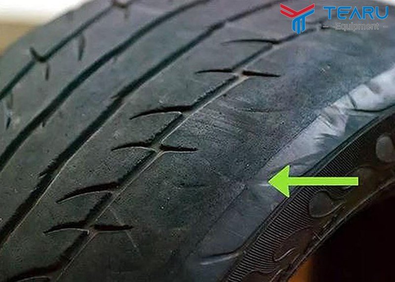 Lốp xe bị ăn mòn do dính nhựa đường