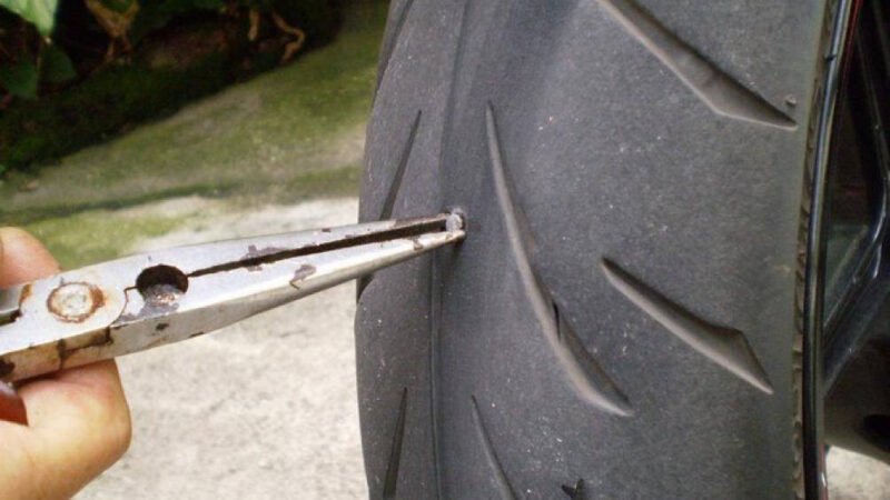 Lốp xe bị thủng hoặc rách tuyệt đối không tiếp tục lái xe