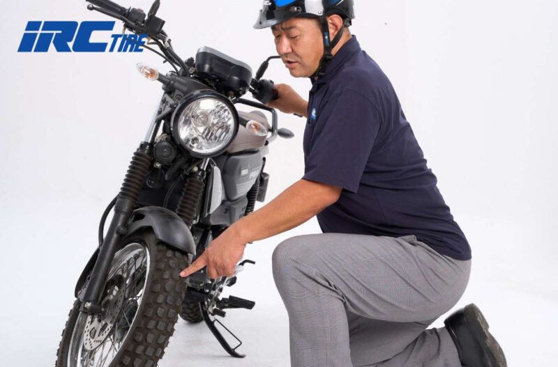 Lốp xe máy bị dính đinh trên đường