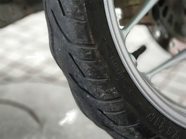 Lốp xe máy bị phồng rộp là dấu hiệu cần thay thế khẩn cấp