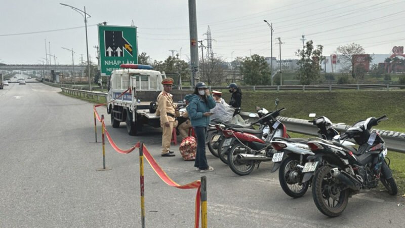 Lực lượng cảnh sát giao thông đang xử lý người đi xe máy trên cao tốc Hà Nội - Bắc Giang