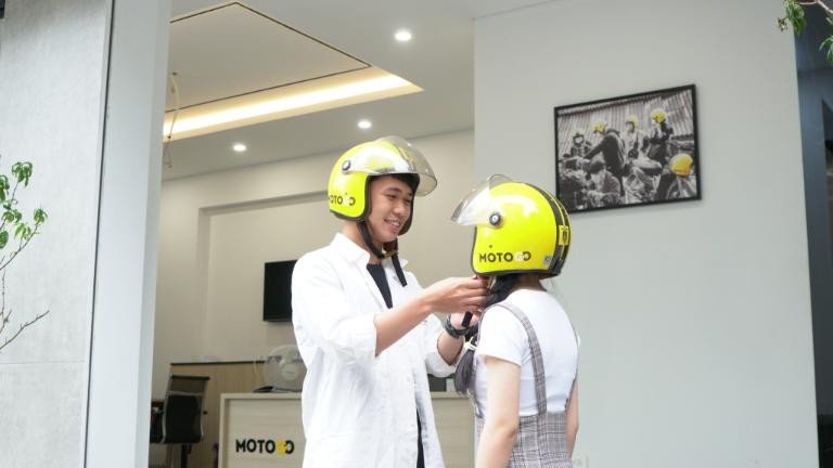 Luôn đội mũ bảo hiểm khi đi xe máy để đảm bảo an toàn cho bản thân