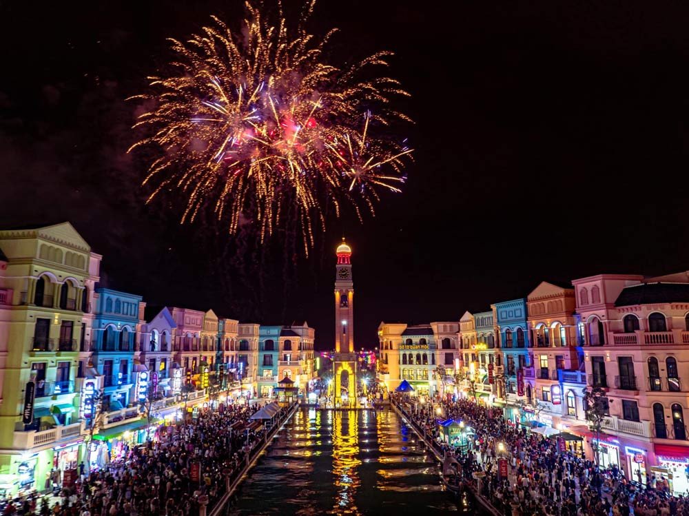 Màn bắn pháo hoa đầy màu sắc tại khu vực Tháp Đồng hồ. (ảnh: Sưu tầm Internet)