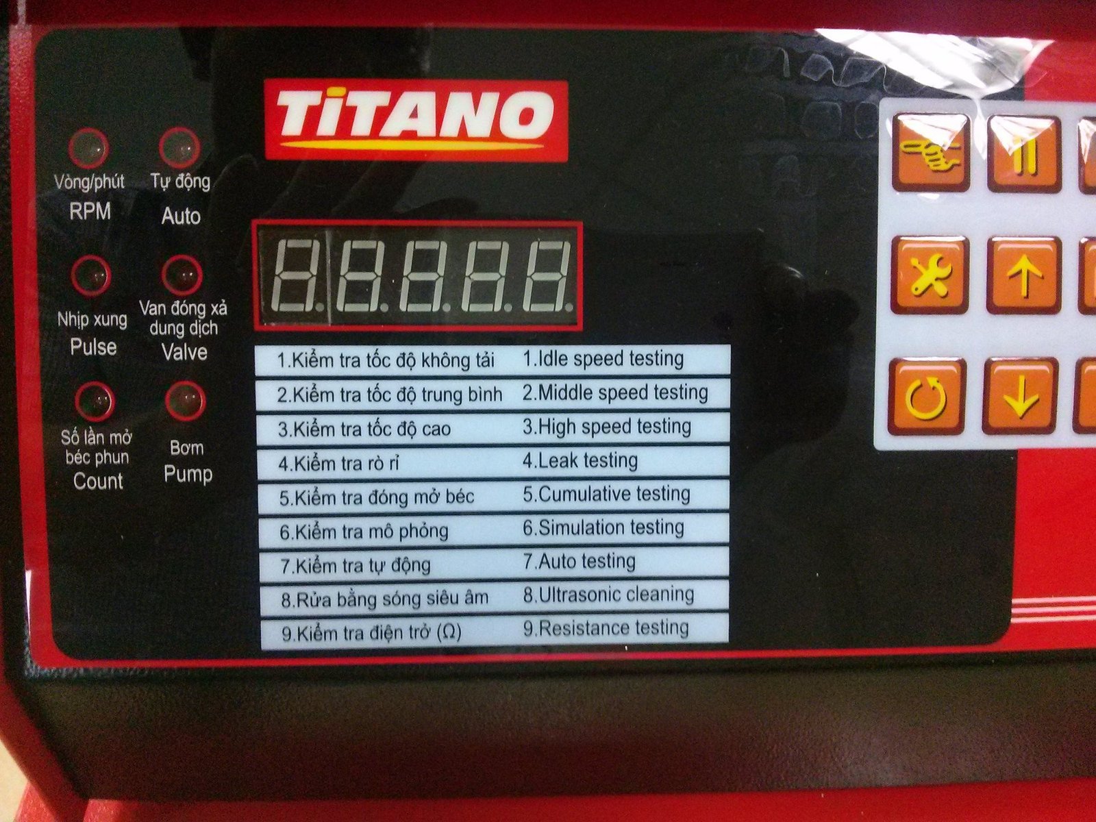 Màn hình hiển thị các thông số kỹ thuật của máy súc rửa kim phun xăng điện tử