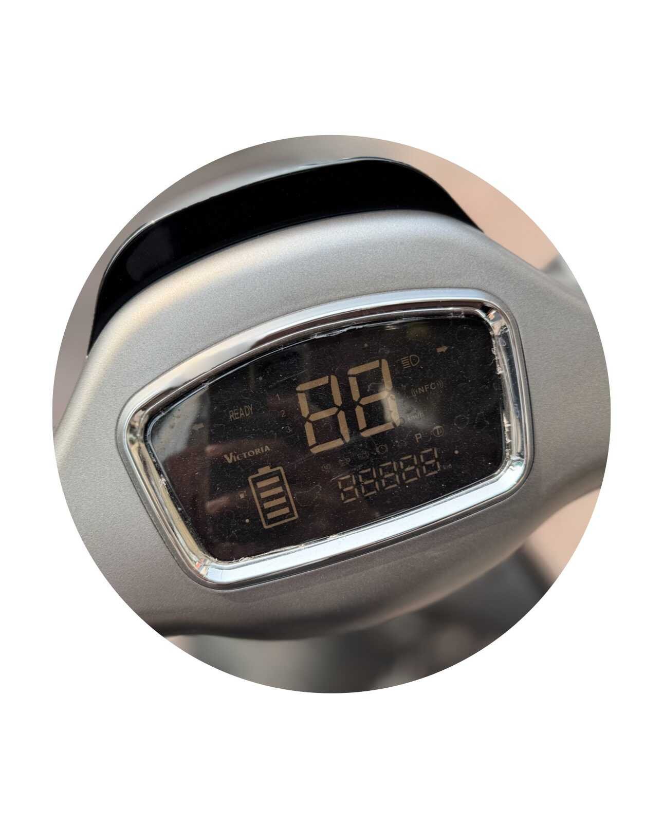 Mặt đồng hồ Full-LED hiển thị đầy đủ thông số của xe máy điện Victoria V38