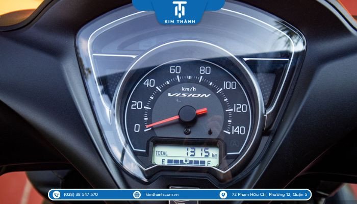 Mặt đồng hồ xe máy hiển thị tốc độ và quãng đường di chuyển
