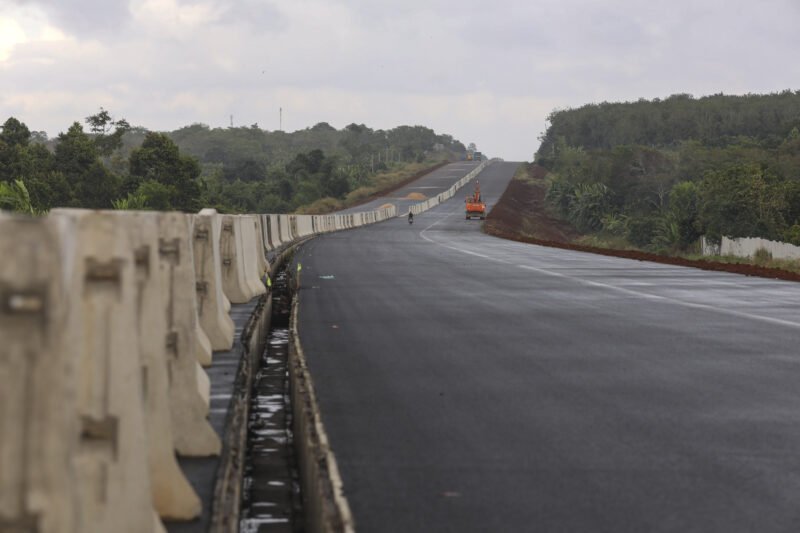 Mặt đường nhựa asphalt đã hoàn thiện tại một dự án cao tốc lớn
