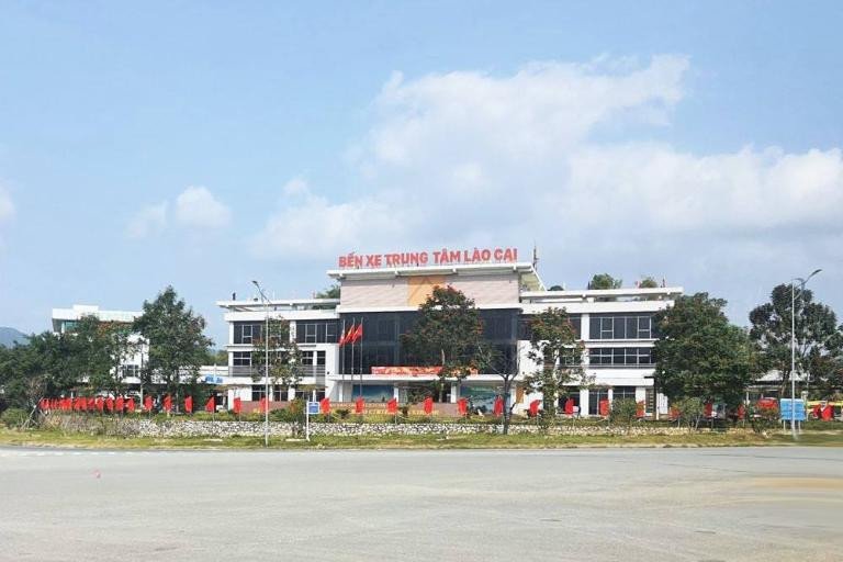 Mặt tiền Bến xe trung tâm Lào Cai hiện đại và sạch sẽ