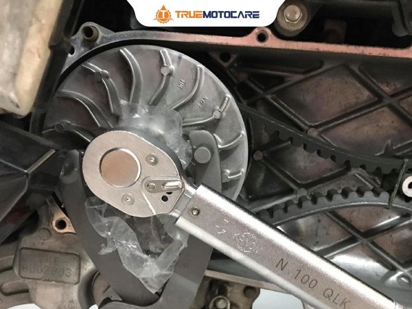 Mặt trong của cụm ly hợp xe tay ga sau một thời gian sử dụng