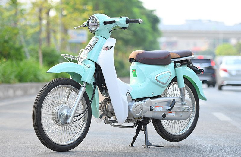 Mặt trước của chiếc xe Cub 50cc đời mới với đèn pha LED hiện đại