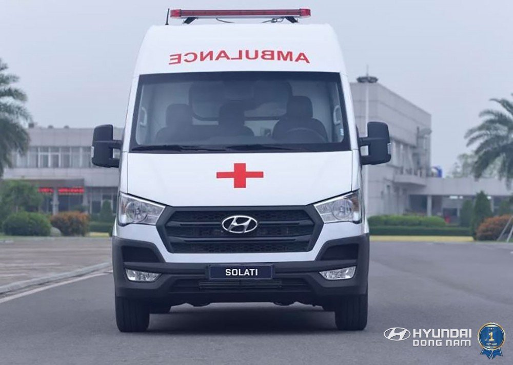 Mặt trước của xe cứu thương với lưới tản nhiệt đặc trưng và đèn cảnh báo khẩn cấp