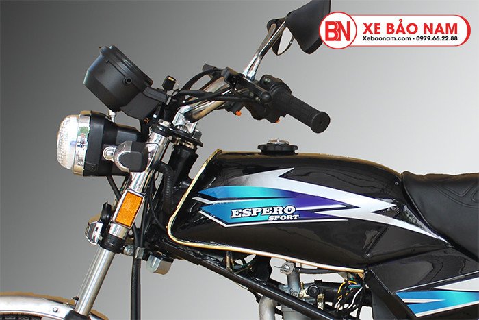 Mặt trước xe Win 125 với đèn pha tròn đặc trưng