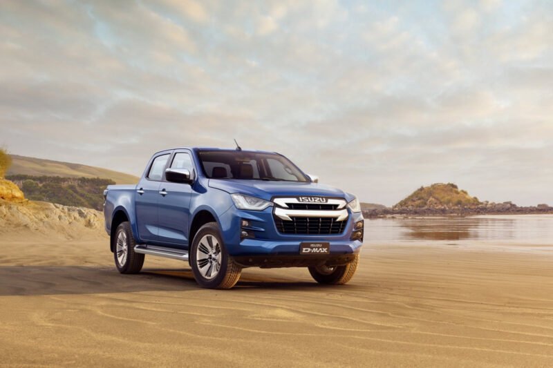 Mẫu xe bán tải hiện đại đang lưu thông trên đường