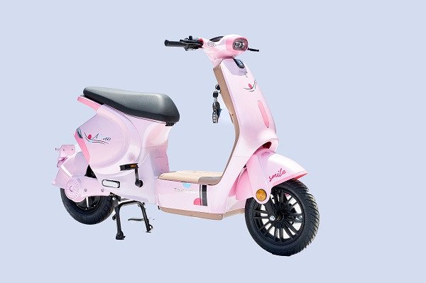 Mẫu xe điện Takashi Mono màu hồng và màu xám xi măng