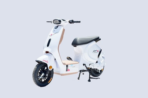 Mẫu xe điện Takashi Mono màu trắng và màu nâu be