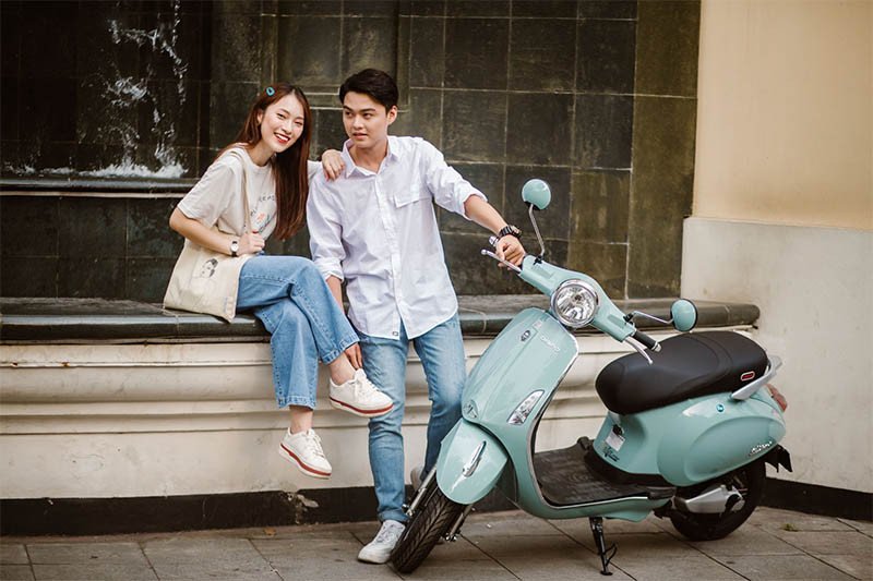 Mẫu xe máy điện phong cách Vespa màu xanh ngọc nổi bật giữa đường phố