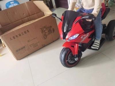 Mẫu xe máy điện trẻ em với thiết kế thể thao và chắc chắn