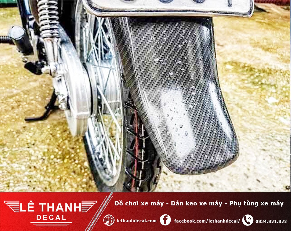 Mẫu xe máy được dán decal carbon tạo điểm nhấn trên thân xe