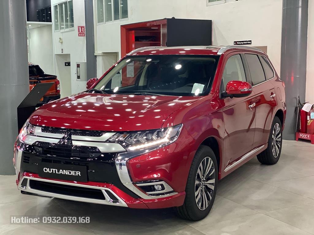 Mẫu xe Mitsubishi Outlander màu đỏ thể hiện sự mạnh mẽ