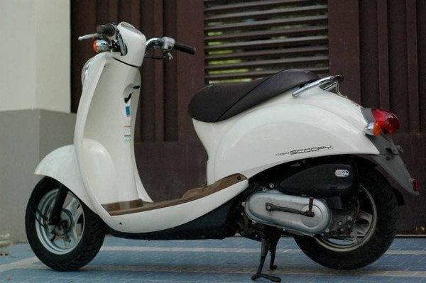 Mẫu xe Scoopy 50cc đời 2004-2007 với tem cải tiến và bộ xử lý khí thải