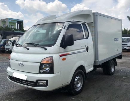 Mẫu xe tải Hyundai 1 tấn đời 2012 với cabin và thùng xe còn khá mới
