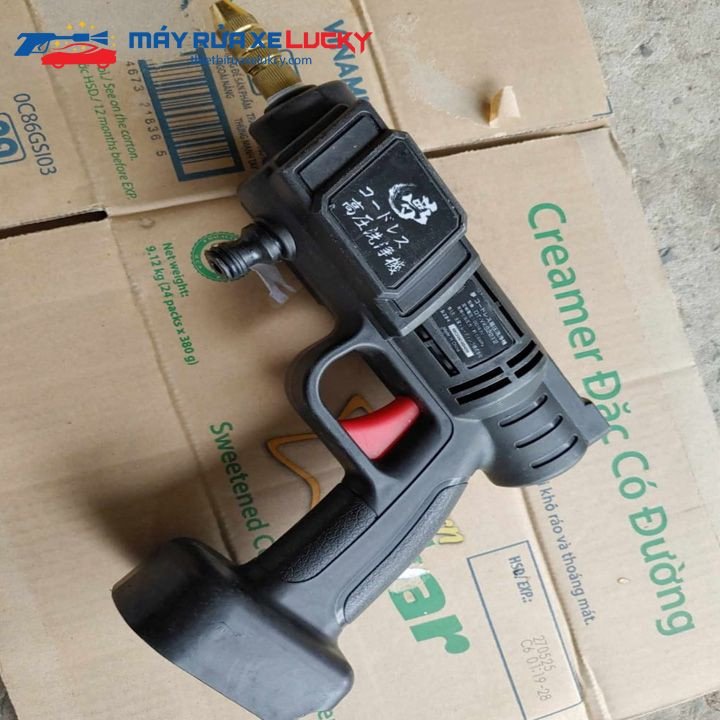 Máy phun rửa xe Hitachi thiết kế nhỏ gọn, dễ sử dụng