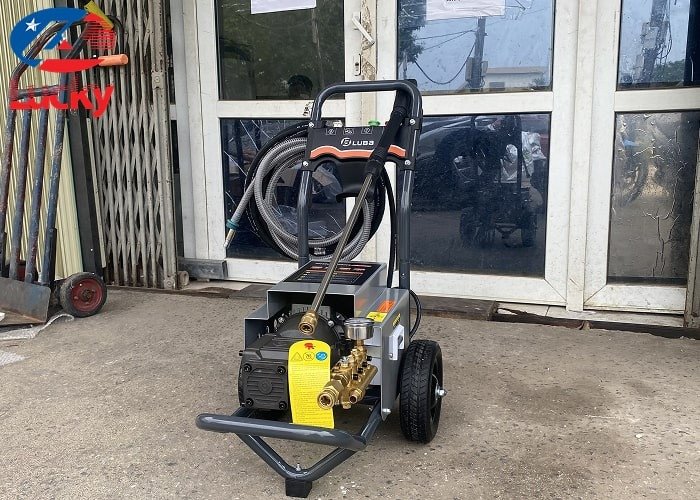 Máy rửa xe cao áp Luba 1300PSI đang được sử dụng để làm sạch xe máy