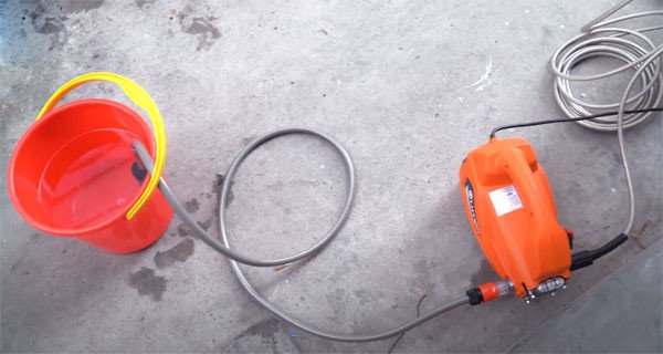 Máy rửa xe Lutian 210G đang hoạt động với khả năng tự hút nước từ xô chậu