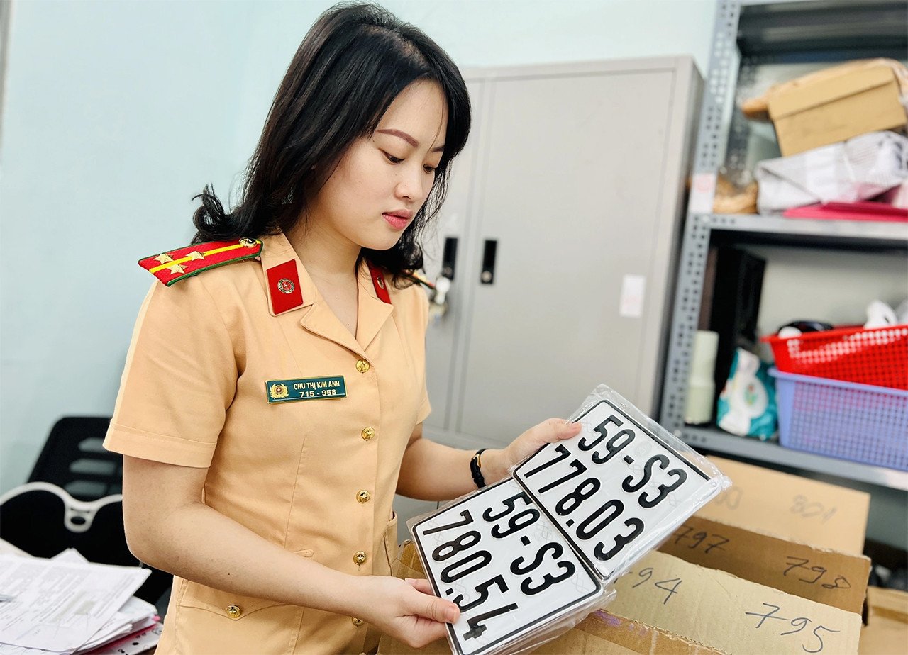 Minh họa các bước thao tác trên ứng dụng VNeID để đăng ký biển số xe trực tuyến