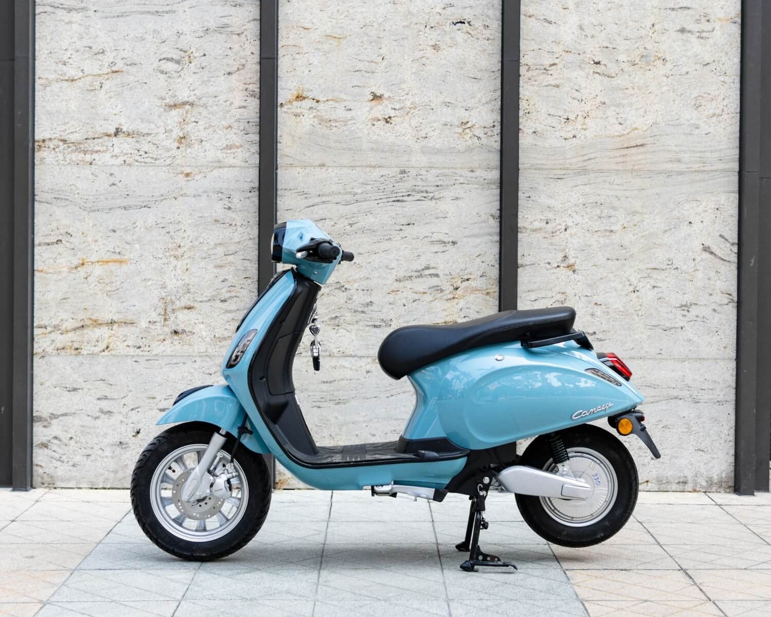 Minh họa cách kiểm tra điện áp ắc quy bằng đồng hồ đo