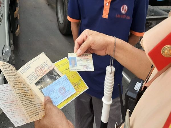 Hướng Dẫn Chi Tiết Về Việc Làm Cà Vẹt Xe Giả Minh họa kiểm tra giấy tờ xe máy trên đường