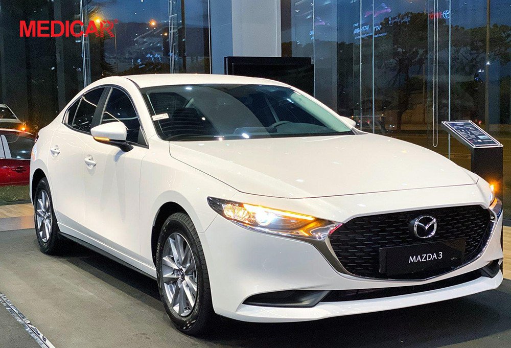 Minh họa một chiếc Mazda 3 đang chạy trên đường nhựa
