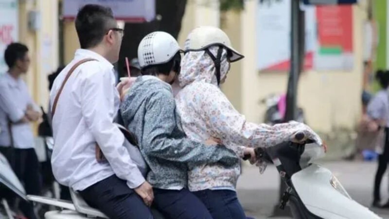 Minh họa một chiếc xe máy chở ba người trong trường hợp khẩn cấp