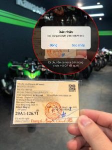 Hướng Dẫn Chi Tiết Về Việc Làm Cà Vẹt Xe Giả Minh họa một mã QR trên giấy tờ xe