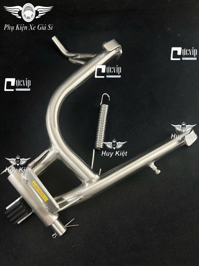Minh họa quá trình lắp lò xo vào trục chân chống của xe máy
