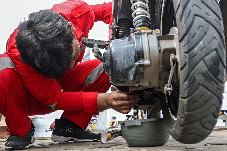 Minh họa quy trình bảo dưỡng xe máy định kỳ, nhấn mạnh việc thay dầu nhớt